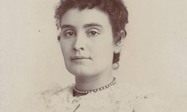 アン・サリヴァンの肖像写真。 / Formal portrait of Anne Sullivan by perkins.org