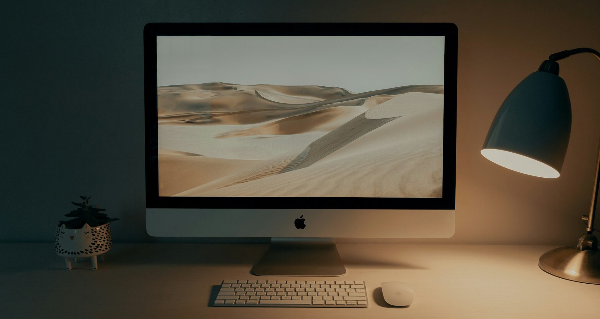 ディスプレイと照明の調整による、目の負担軽減のイメージ。