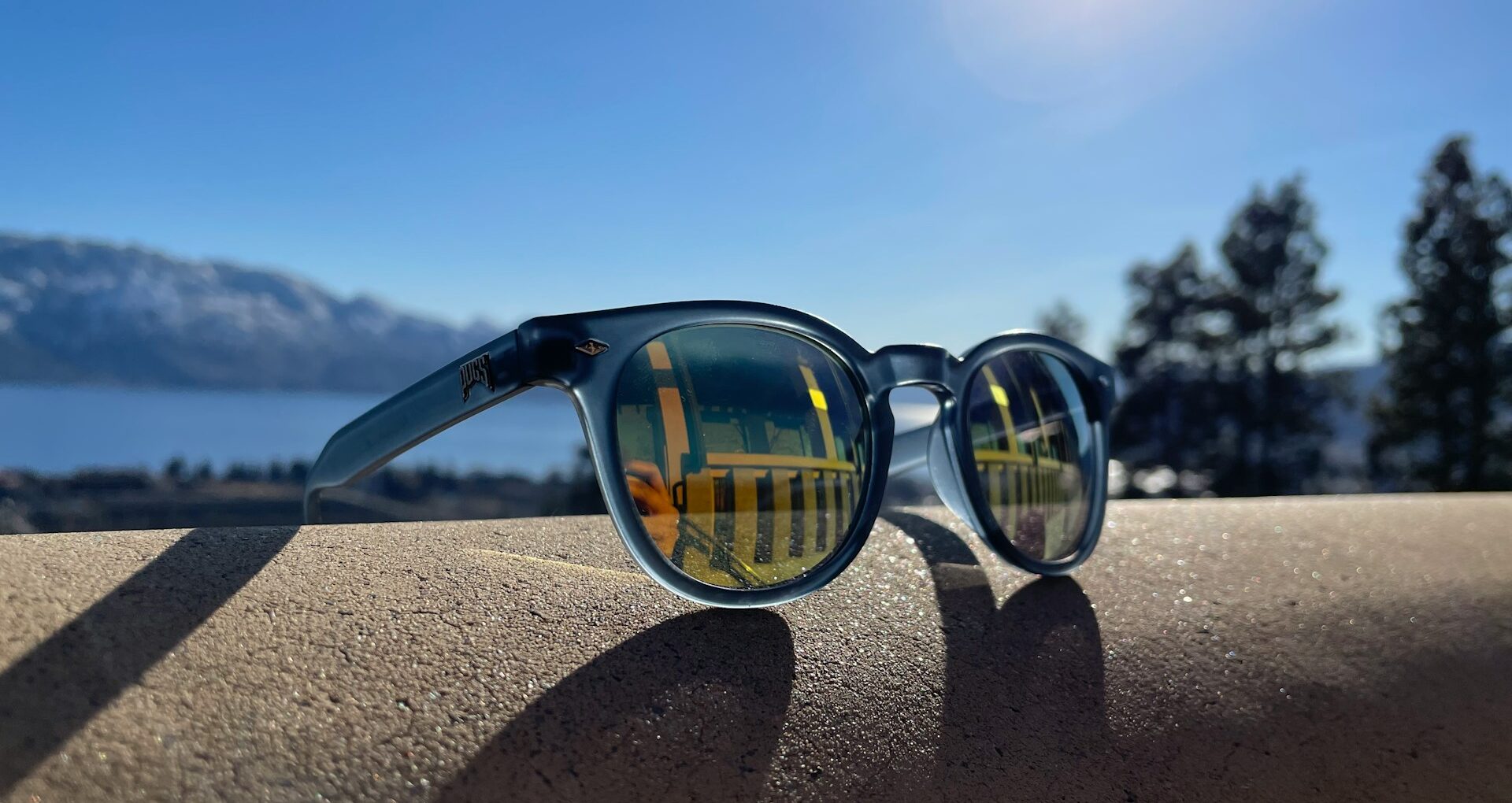 光への対処としてのサングラスのイメージ。