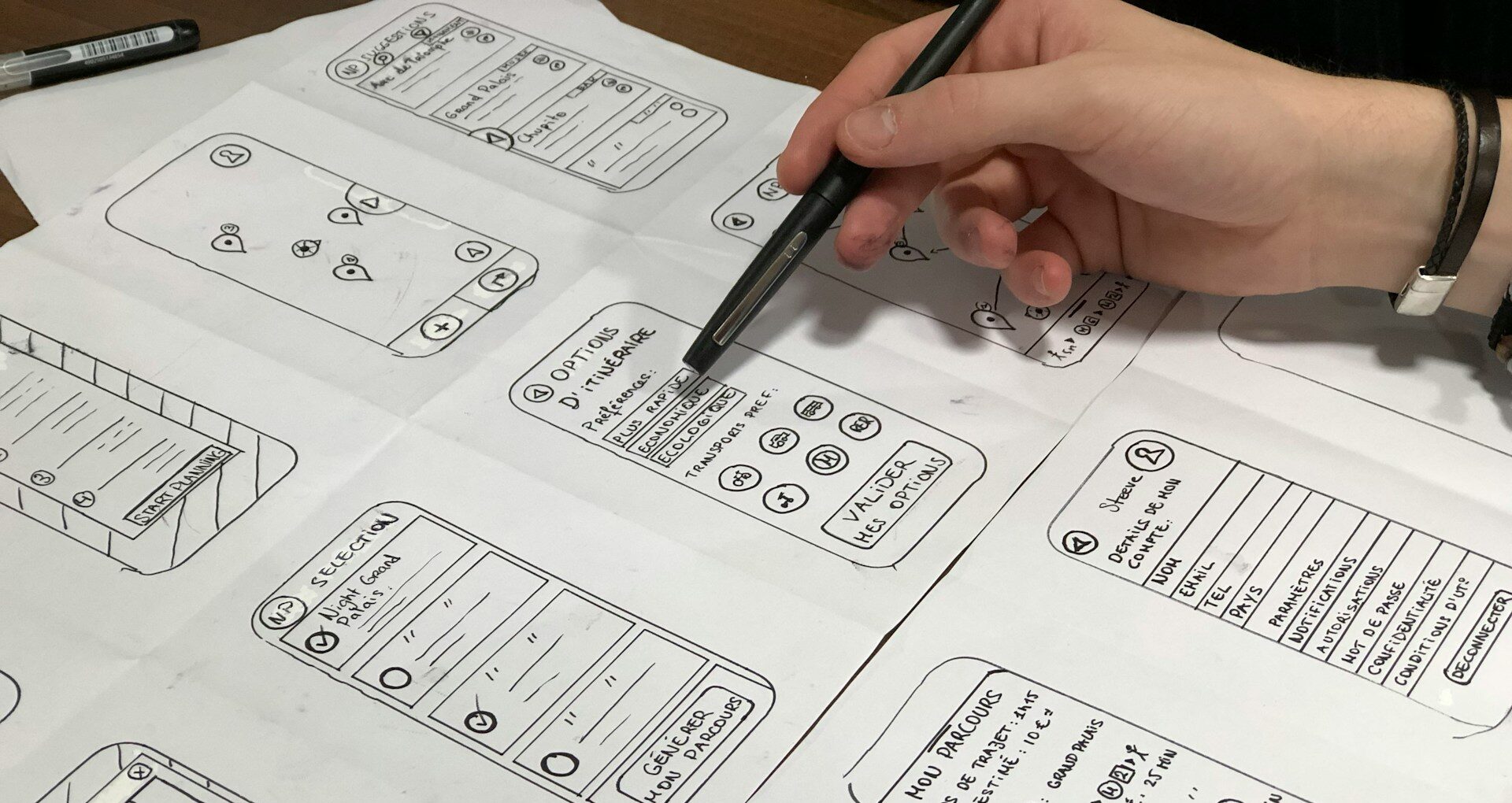 紙とペンによるUI設計のラフ画像。