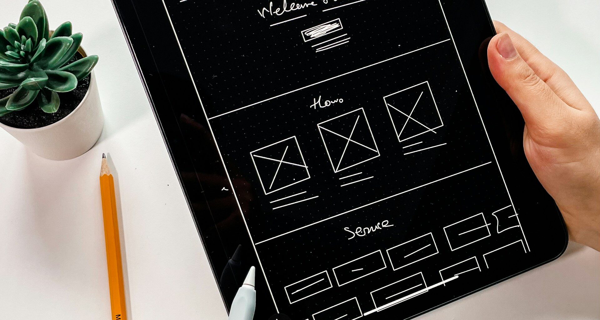 iPadとペンによるWebデザインのラフ画像。