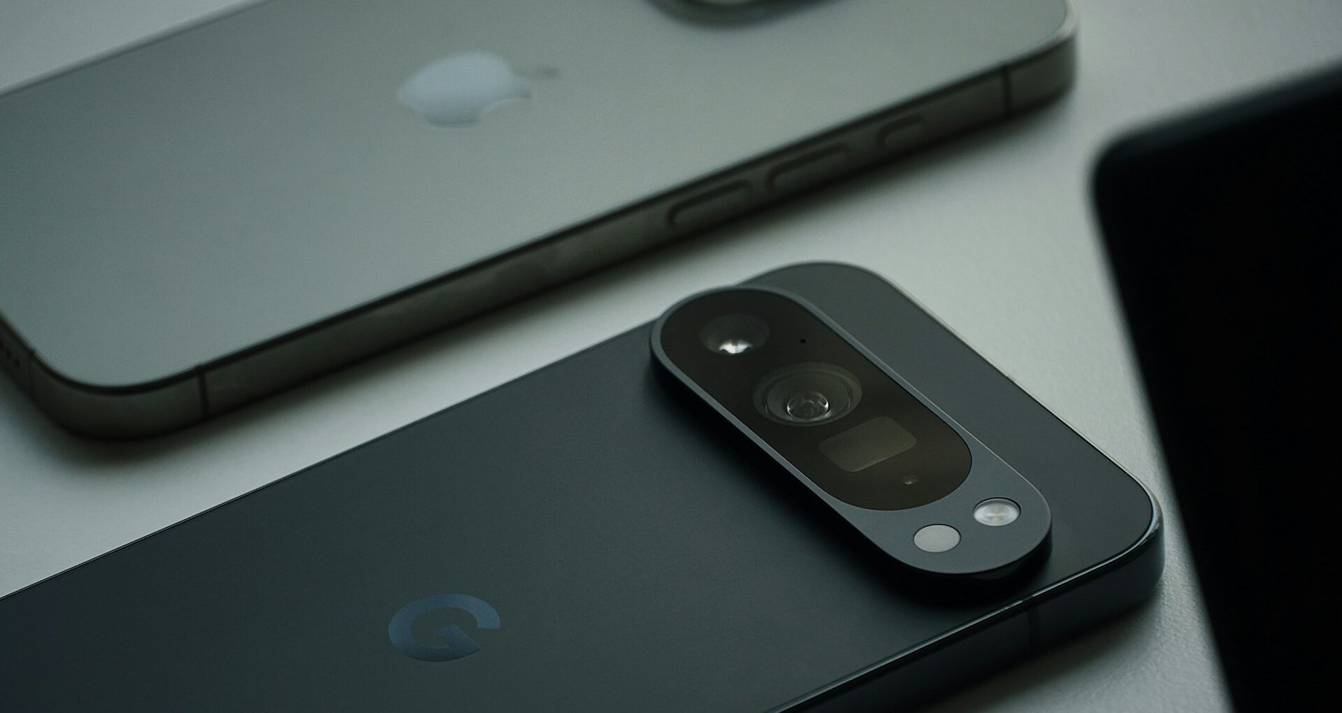 iPhoneとAndroidの関係性のイメージ。